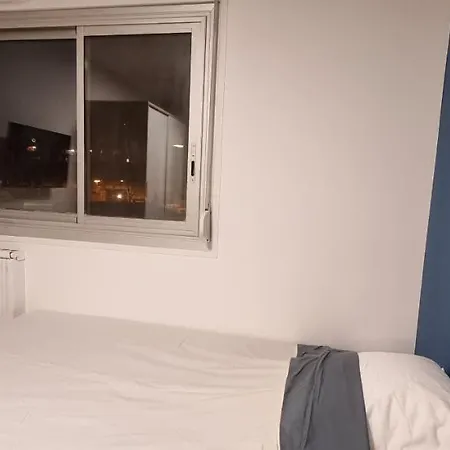 Avec Douche Privative Dans Partage - Metro - Wifi