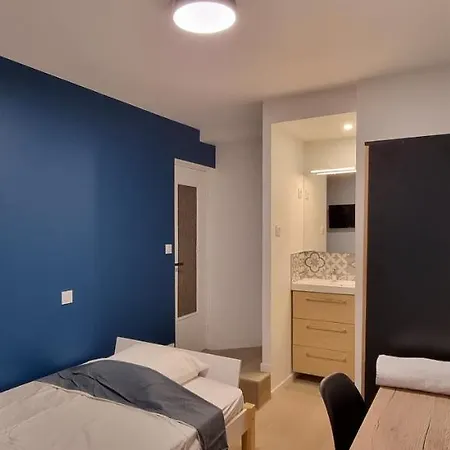 Avec Douche Privative Dans Partage - Metro - Wifi