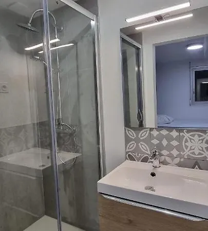 Avec Douche Privative Dans Partage - Metro - Wifi شقة
