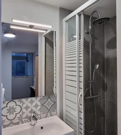 Avec Douche Privative Dans Partage - Metro - Wifi