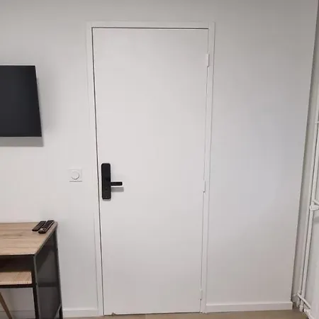 Avec Douche Privative Dans Partage - Metro - Wifi *