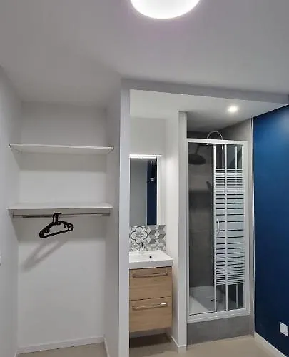 Avec Douche Privative Dans Partage - Metro - Wifi