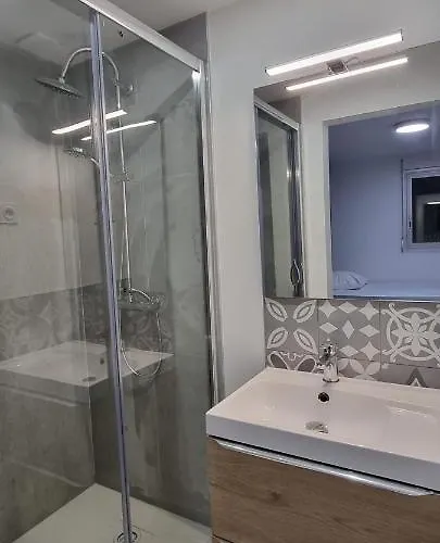 Avec Douche Privative Dans Partage - Metro - Wifi Apartman