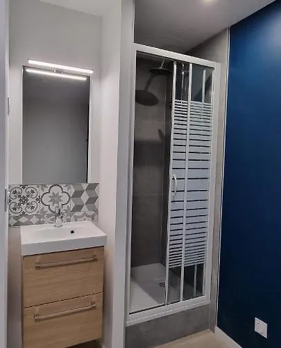 Avec Douche Privative Dans Partage - Metro - Wifi Apartman *