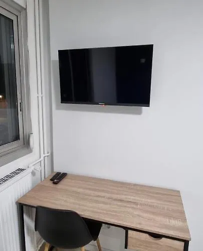 Avec Douche Privative Dans Partage - Metro - Wifi Apartman *