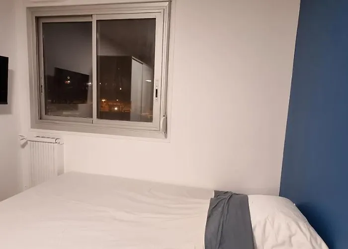 Avec Douche Privative Dans Partage - Metro - Wifi