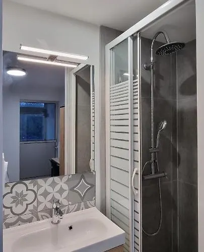 Avec Douche Privative Dans Partage - Metro - Wifi