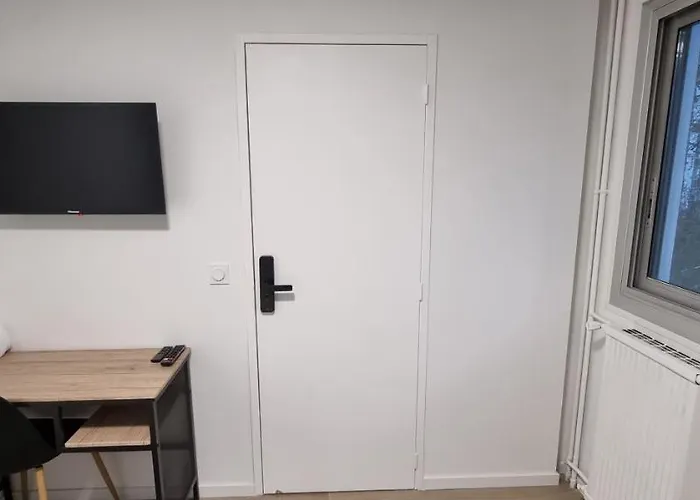 Avec Douche Privative Dans Partage - Metro - Wifi *