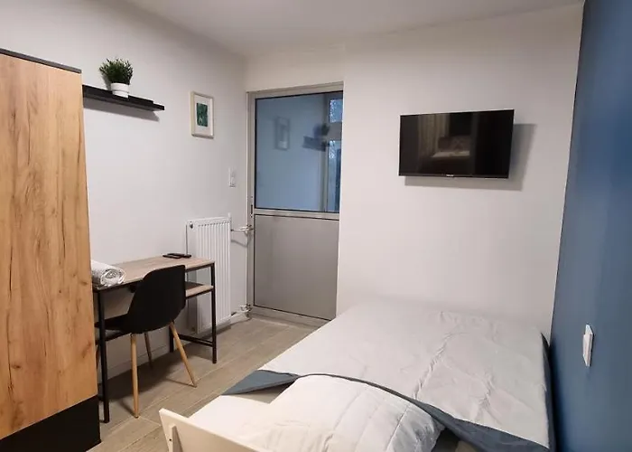 Avec Douche Privative Dans Partage - Metro - Wifi Apartman