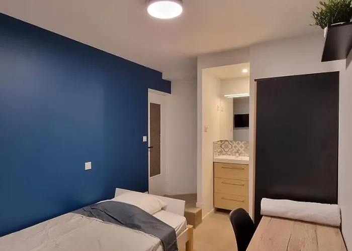 Avec Douche Privative Dans Partage - Metro - Wifi